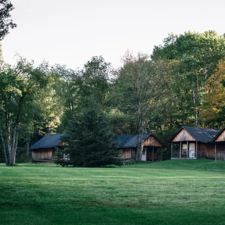 600 Sq. ft Cabin with King Size Bed - Quiet Location, Close to Skiing