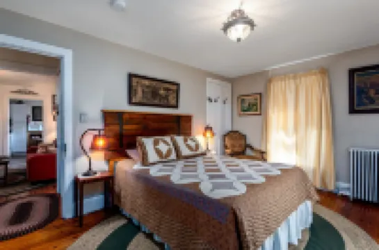 Lincoln Quarters, 2nd floor,  Only 2 blocks to the center of town.