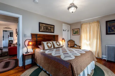 Lincoln Quarters, 2nd floor,  Only 2 blocks to the center of town.