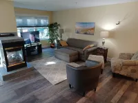 Spacious Downtown, First Floor, Patio, sleeps up to 6, Short Walk to Everything!