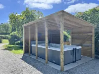 Beautiful Large Country Barn Conversion Hot Tub, Pool, BBQ Hut, Large Grounds Hotels in Pencarreg