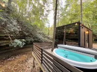 “Glass House1 - Modern Mirror Home w/ Hot-tub Hotels in Wolfe County