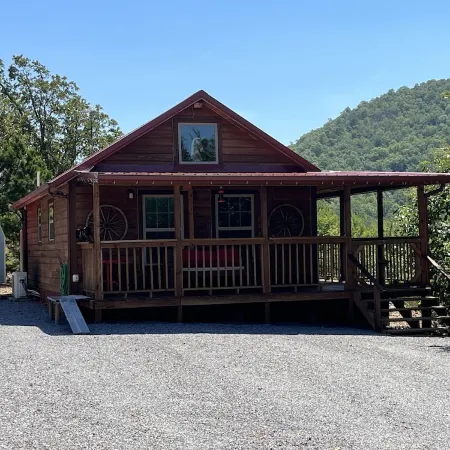 The Romantic LOVE NEST mountain Log Cabin w/ Lake view-5 minutes from the beach!