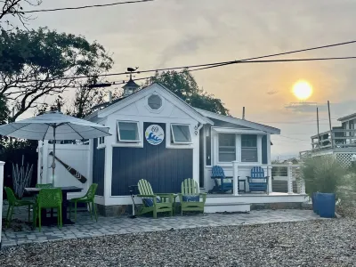 ENCHANTING SEASIDE COTTAGE, STEPS TO THE BEACH!