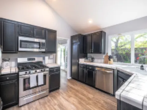 New! Modern & Sleek 4BR home w/high ceilings Hotels in Foster City