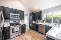 New! Modern & Sleek 4BR home w/high ceilings