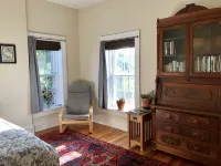 Decorah House- Airy, modern, full of natural light, 5 blocks to downtown Hotel di Decorah