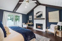 NEW Luxury Lakefront Home with Swim Dock, Hot Tub and Pontoon Rental