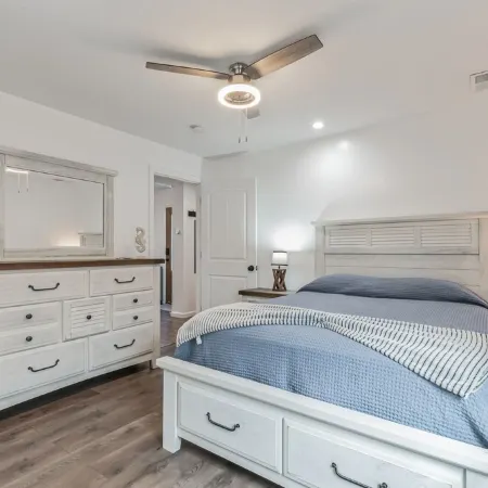 Cozy Beach Cottage just minutes from historic Cape May Pet Friendly!