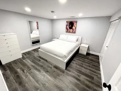 Launchpad: stewardess layover / stylish place to stay is perfect 4 group trips. 哥倫布港附近的飯店