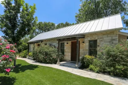 Stonebridge 2: 2 Blocks to Main, Shared Hot Tub