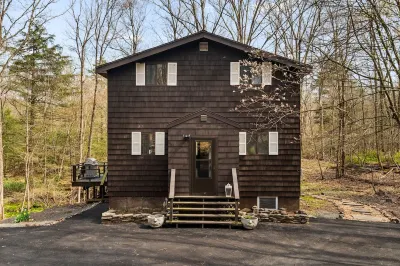 Family friendly private escape w/ hot tub, game room & fireplace in the Poconos 카로베스 호 주변 호텔