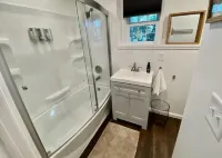 Cute tiny home with everything you need! Hotel in zona Panther Lounge