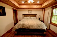 Romantic Fall Cabin - Wine, Fire Pit & Mountain Views