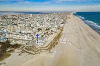 Lovely 3 bedroom townhouse, 1 house from the beach