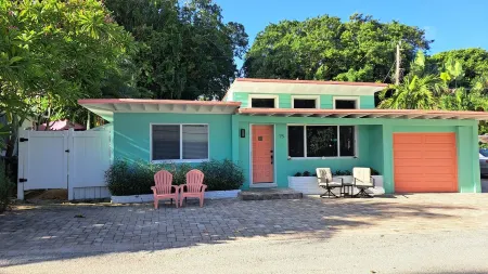 Beach House East of A1A- 3 Bedroom 3 Houses from Beach Отели рядом с достопримечательностью «Залив Бойнтон Бич»