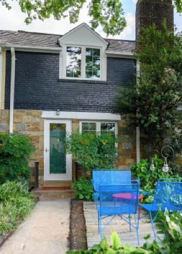 Discover Alexandria's charm, just 10 minutes from D.Cs monuments and museums Hotels near Alexandria Amtrak