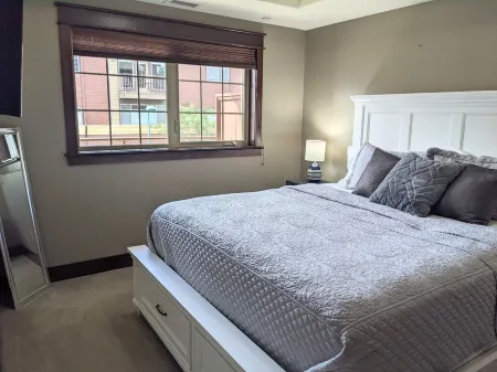 Riverstone Condo by Lake Cda~King Bed, Walk to Shops & Dining, Close to Downtown