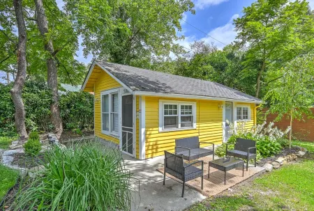 Buttercup Cottage close to downtown Hendersonville fully fenced all pets welcome