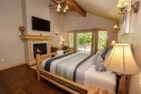 Mt Hood Village! Close to Golf and Skiing. Hot Tub+Dog Friendly