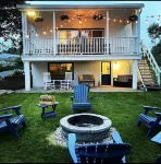 Private beach; firepit, outdoor shower, AC, two kitchens, laundry, covered patio Point Judith Lighthouse附近的飯店