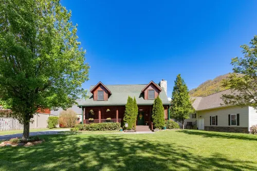 Cozy Log Cabin/Mountain Views & Rushing Creek/Pet-Friendly - Hytter
