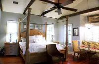 Romantic Spa Experience in Luxurious Creekside Honeymoon Cottage in the Landings