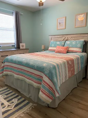Garden City Beach- Great Location! 2 minute walk to beach and pier! Sleeps 6. Hotels near PAINTINGS BY KAREN PELLEGRINO