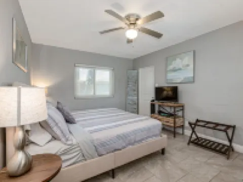 Beautiful downtown Melbourne Beach renovated apartment one block from the beach! 墨爾本海灘酒店