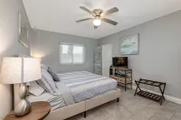 Beautiful downtown Melbourne Beach renovated apartment one block from the beach!