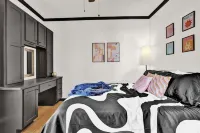 Fun & Funky #2 centrally located in Memphis! Hotels near Memphis Sound Lab