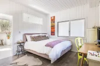 Iconic  Charles Moore Springs home with dock and our home is pet-friendly Hotels in Springs