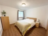 Olympic Base Camp: Pet friendly & spacious 4 bedroom home w/ hot tub