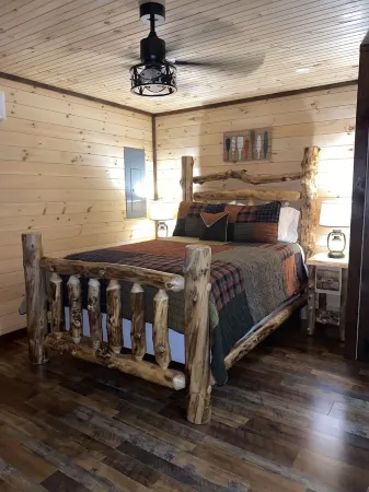 Brand New Lakefront Cabin with hot tub close to Ark Encounter