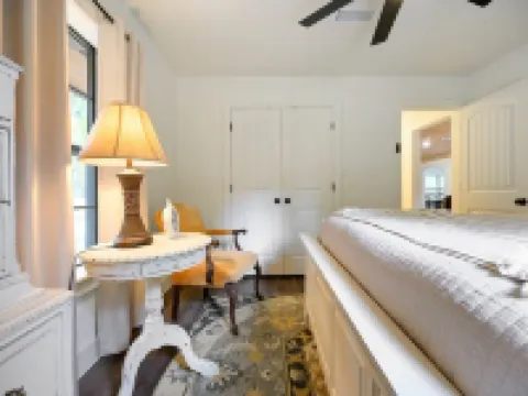 Secluded 4 bedroom farmhouse nestled on 8 acres with large lawn and oak trees. Hotels in Broken Bow