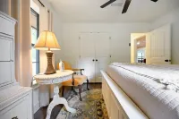 Secluded 4 bedroom farmhouse nestled on 8 acres with large lawn and oak trees. Hotels in Broken Bow