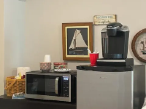 Beachfront Bliss: Water Front, Steps to Sand, Minutes from Dining & Attractions! Hotels in New London