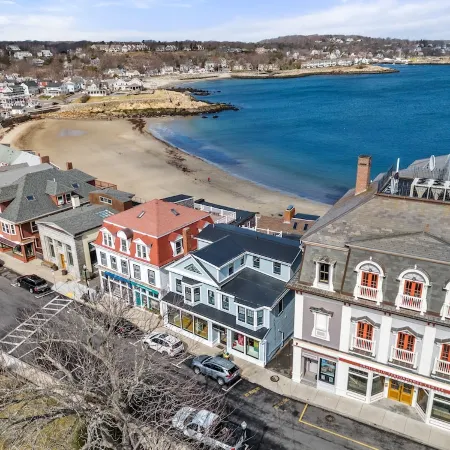 Rare Waterfront Luxury Penthouse Bearskin Neck
