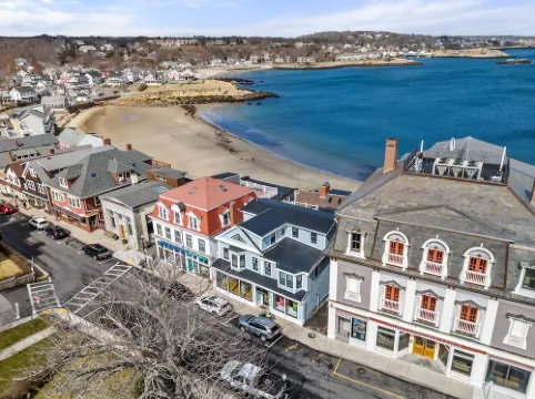 Rare Waterfront Luxury Penthouse Bearskin Neck