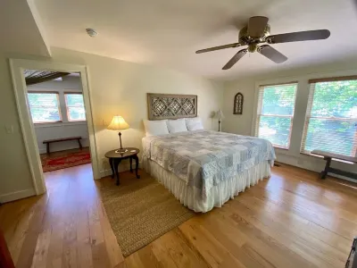 D/T Creekfront w/ Hot Tub & Gas Fireplace, Traveler Favorite! Terrific Back Deck