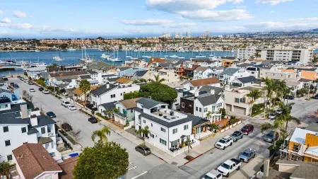 Newport Beach 1 bedroom, 1 bath + Sleeper Sofa Bed - Home/Beach/Garage/Patio Отели рядом с достопримечательностью «Ньюпорт-Бич»