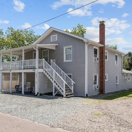 The Coral Door. 2 Bdrm 1 Bath Unit. Sleeps 5. Linens Included!
