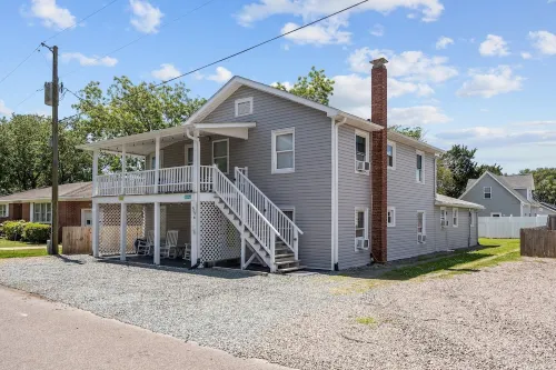 The Coral Door. 2 Bdrm 1 Bath Unit. Sleeps 5. Linens Included!