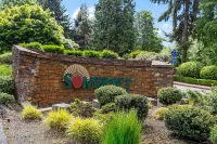 Modern & Stylish Bellevue Basement Suite - Spacious & Cozy Stay Urban Oasis Hotels near Cougar Mountain Regional Wildland Park