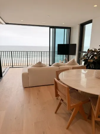 New Resort Style Ocean Front Apartment Palm Beach Отели в г. Palm Beach