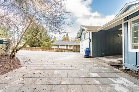 Spacious 8-Bedroom Retreat with Backyard & Entertainment Room Отели рядом с достопримечательностью «Sakya Monastery of Tibetan Buddhism»