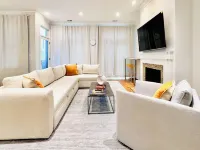 Beautiful Downtown 3BR with Free Parking