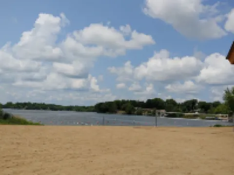 Cozy Lakefront Log Home. Hot Tub, Kayak, Yard Toys, Game Room. Pontoon for Rent. Hoteles en Albert Lea