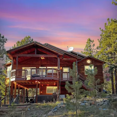 Hot Tub / Fireplace / Fire Pit / BBQ / Rec Room / Views / Quiet / WD
