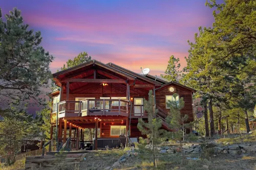 Hot Tub / Fireplace / Fire Pit / BBQ / Rec Room / Views / Quiet / WD